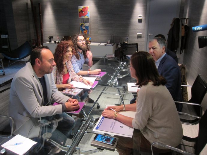 Candidatos de Podemos con representantes de la CEOE