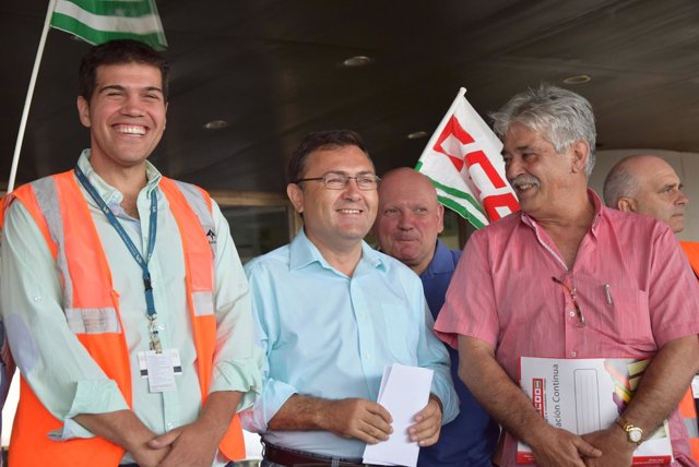 Miguel Ángel Heredia con trabajadores en el aeropuerto de Malaga