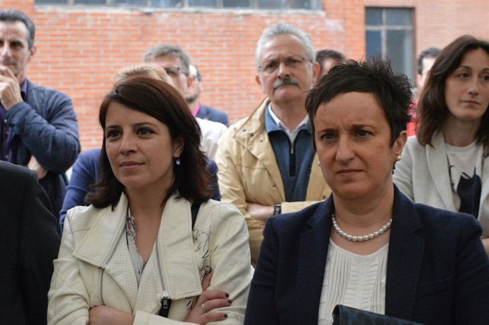 Adriana Lastra, a la izquierda