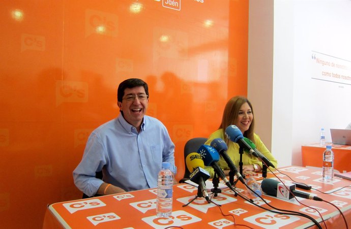 Juan Marín y Raquel Morales en la rueda de prensa.