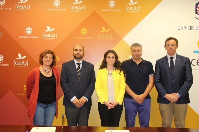 Gómez (centro) y Doblas (izda.) durante la firma del convenio