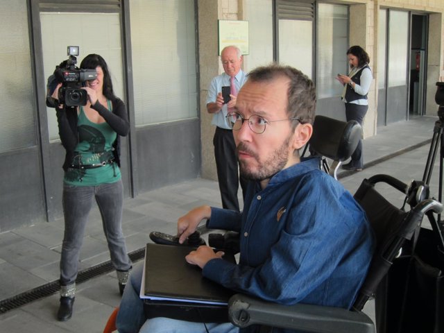 Pablo Echenique en la estación de trenes de Cáceres
