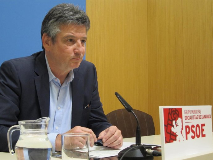 El concejal del PSOE, Javier Trívez, en rueda de prensa en el Ayuntamiento