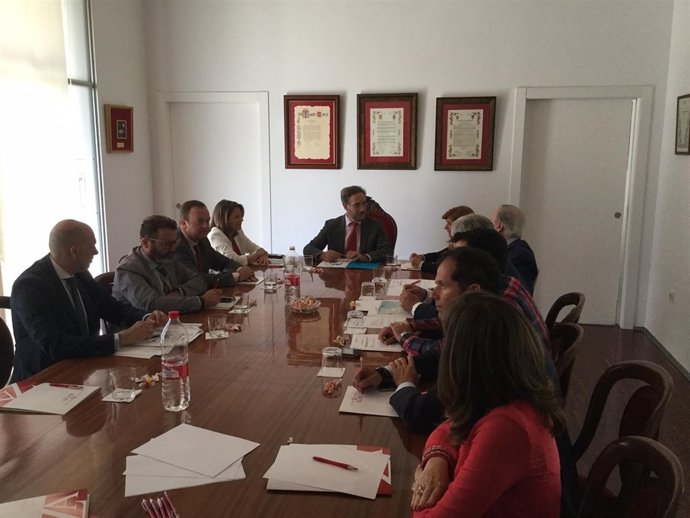 López (c) en la reunión sobre el encuentro nacional de carreteras.