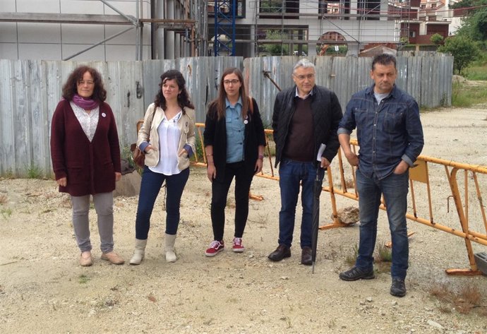 Sofía Castañón y Manuel G. Orviz frente al Hotel Kaype