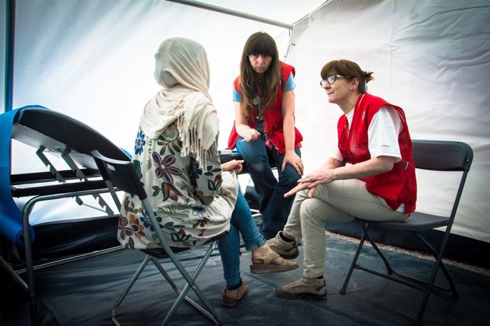 Cruz Roja atiende a una persona refugiada