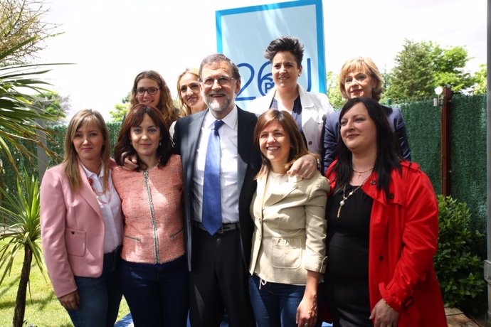 Rajoy con candidatas del PP en Guadalajara