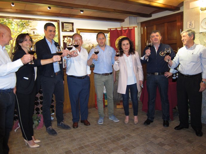 Sánchez y Luena brindan en la Cofradía del Vino de Rioja