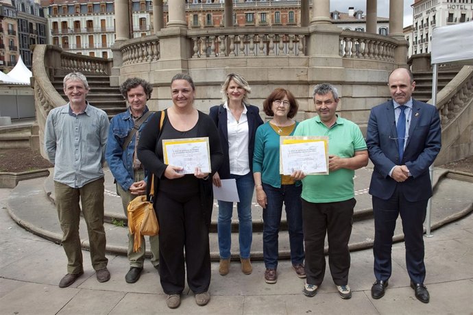 Ayerdi junto a los galardonados y otros representantes institucionales