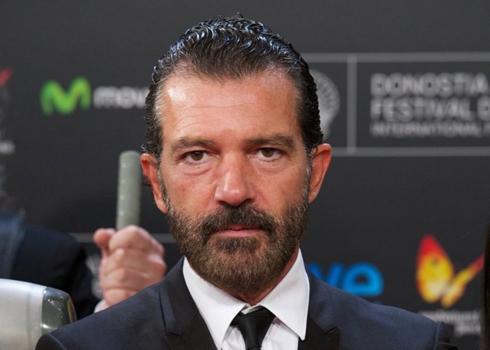 ANTONIO BANDERAS COMPARTE IMAGEN EN REDES APOYANDO A LA ROJA