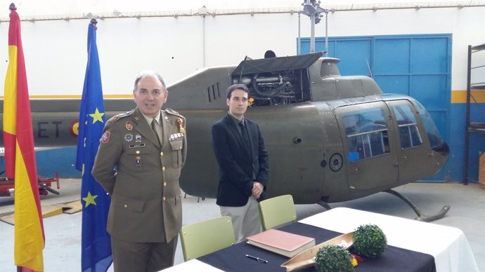 El Ejército dona un helicóptero con fines educativos al IES Miralbueno