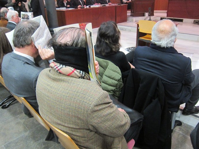 Carlos Morín y su esposa en 1ªfila, en el 2ºjuicio por abortos ilegales