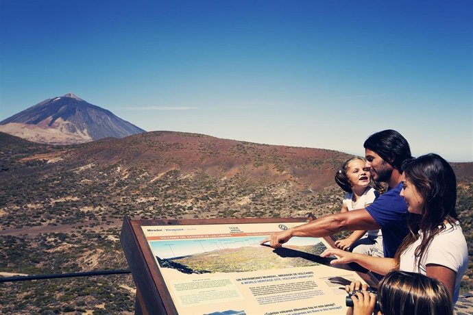 Turistas españoles en el Parque Nacional del Teide