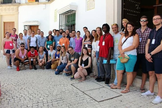 Jóvenes europeos y autoridades durante la recepción