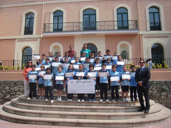 Entrega del premio a los alumnos del colegio San José de Santander