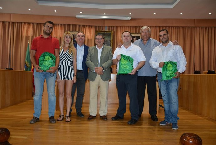 Establecimientos de Vélez reciben distinciones