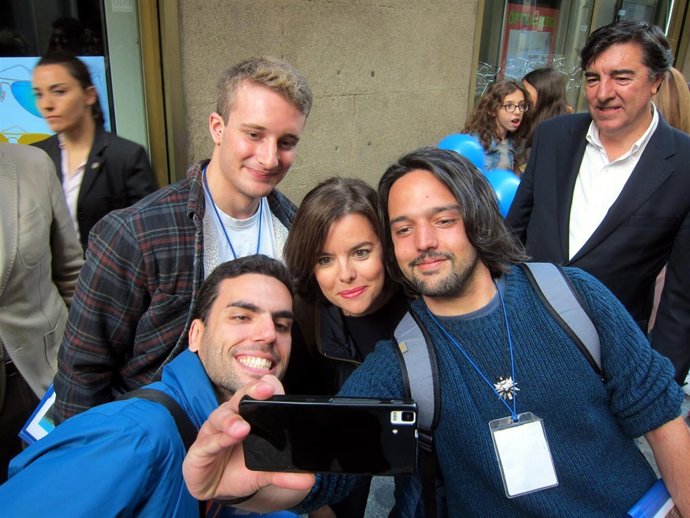 Soraya Sáenz de Santamaría posando en una foto con jóvenes en Salamanca