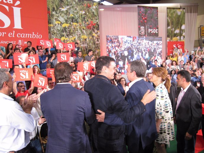 Pedro Sánchez y  Zapatero, juntos en un mitin en Valladolid