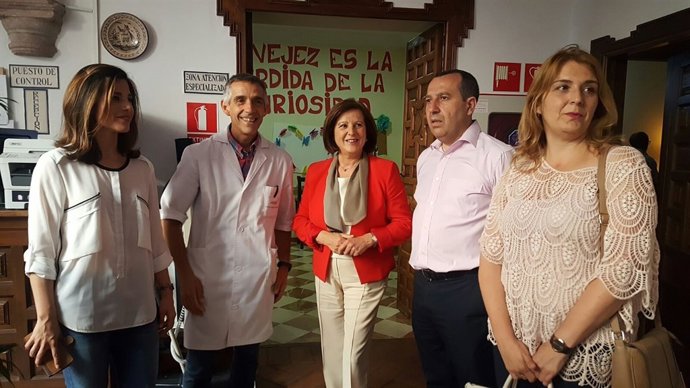 Consejera de Igualdad, Salud y Políticas Sociales y Ruiz Espejo en residencia