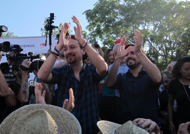 El líder de Podemos, Pablo Iglesias, y el de IU, Alberto Garzón, en Alicante