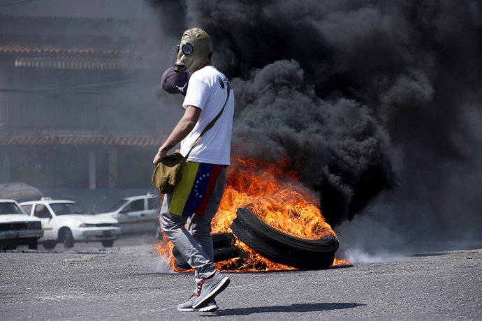 Manifestante contra Maduro, guarimba