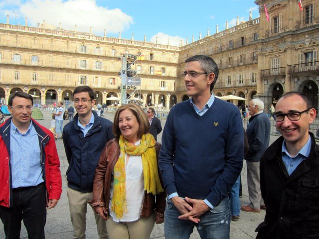 Madina junto a candidatos socialistas en la Plaza Mayor de Salamanca