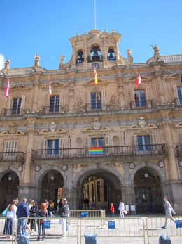 Bandera arcoiris en el balcón del Ayuntamiento de Salamanca