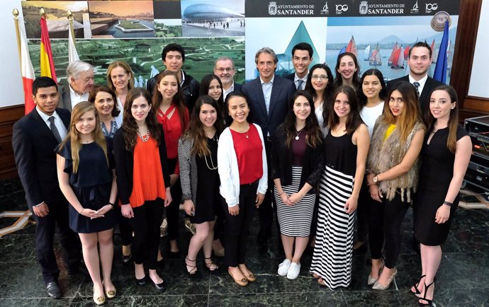 El alcalde con alumnos del TEC Monterrey