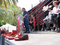 Domènech acusa al PP de recortar las partidas de políticas contra violencia de géner