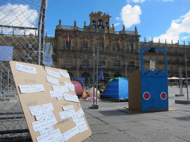 Acampada de la Plataforma de Apoyo a los Refugidos en la Plaza Mayor