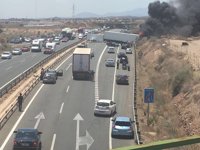 Un accidente entre dos turismos y dos camiones colapsa la A-7 en Murcia
