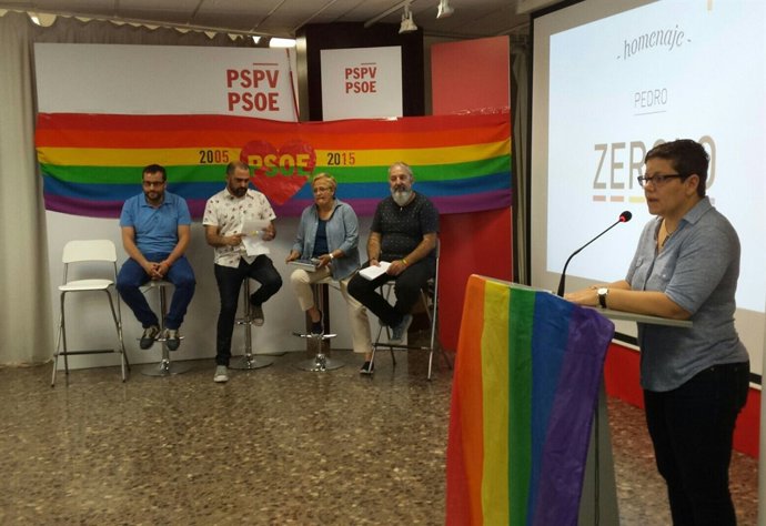 Los socialistas durante la presentación de su programa en materia LGTB