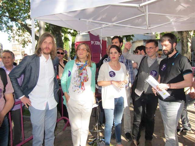 Monedero (segundo por la derecha) junto a miembros de Unidos Podemos en CyL