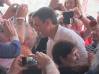 Pedro Sánchez se da un baño de masas en Valencia, en su mitin más multitudinario en lo que va de campaña