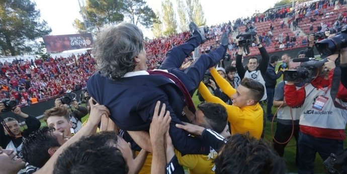 Enrique Martín, entrenador de Osasuna, celebra el ascenso
