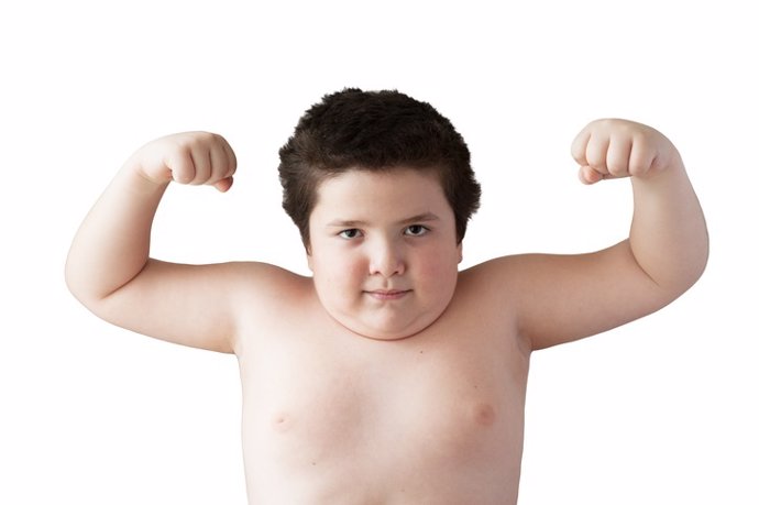 Niño con sobrepeso u obesidad