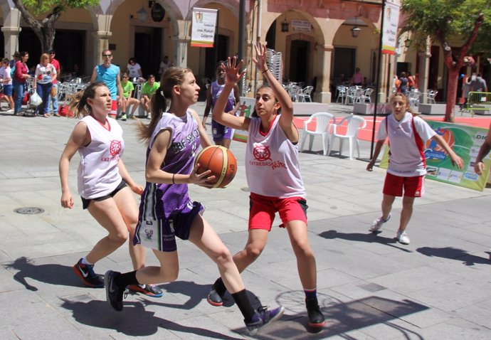 Chicas jugando al baloncesto en el Street Basket de Villanueva