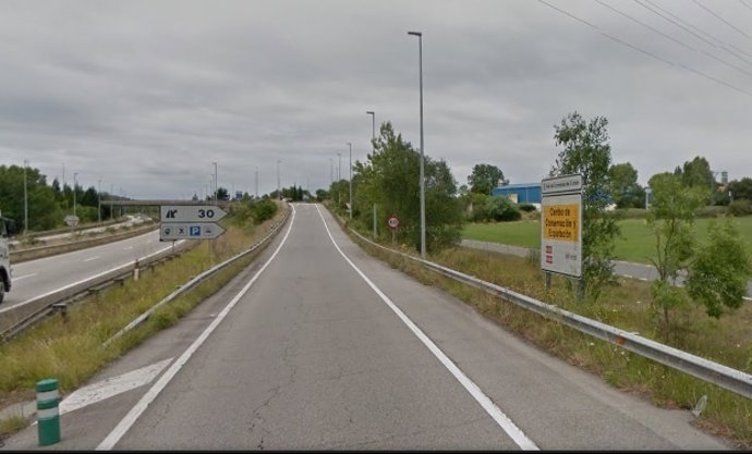 Acceso al centro comercial por la A.-64