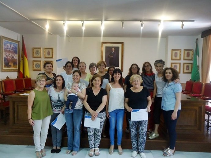 Las 18 alumnas del taller de pintura con sus diplomas acreditativos.