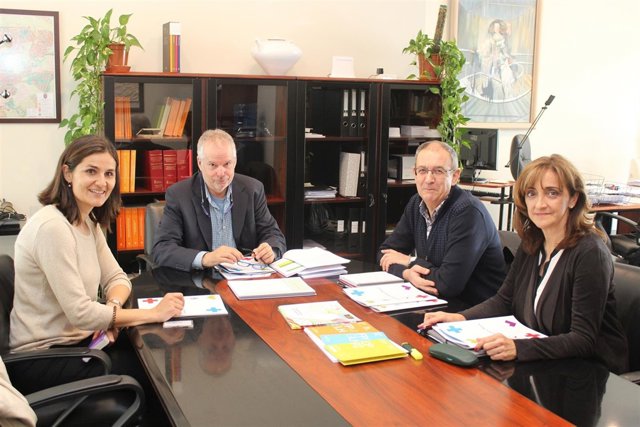 Representantes del Colegio de Enfermería con el departamento de Educación.