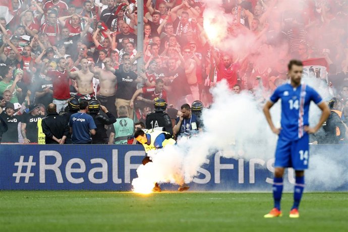 Aficionados húngaros incidentes bengalas Hungría Islandia Eurocopa