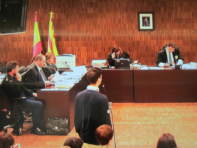 Juicio a 13 acusados de tirar botellas a mossos en disturbios de Can Vies