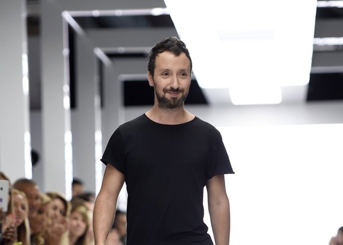 Anthony Vaccarelo estrena su primera campaña para Saint Laurent