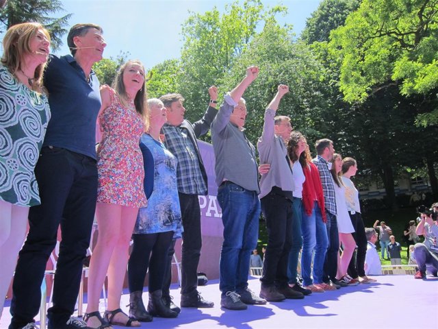 Momento final del mitin de Unidos Podemos en Oviedo