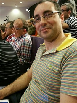 El concejal de Comú de Lleida Carlos González antes de ser expulsado del mitin