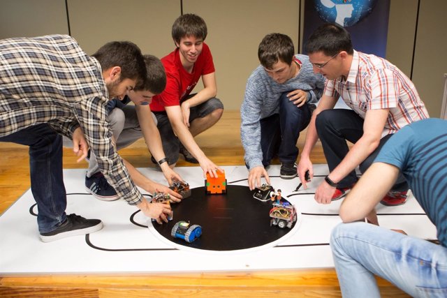 Estudiantes de la UPNA en un concurso de diseño de robots.