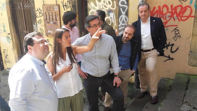 El candidato de C's, Ignacio Prendes, con asociación Oviedo Redondo