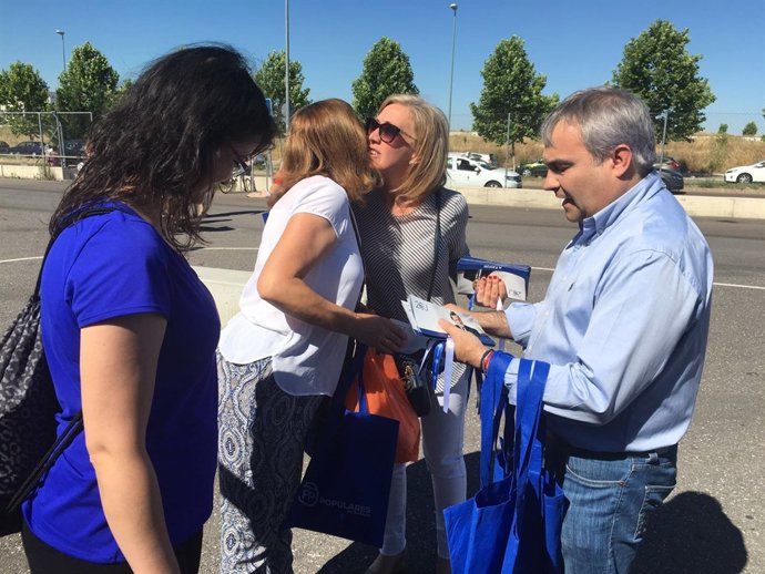 Teresa Angulo y Francisco Javier Fragoso reparten propaganda electoral