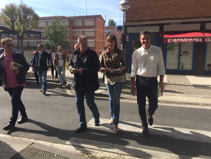 Sánchez traslada su camapaña 'puerta a puerta' a Vitoria