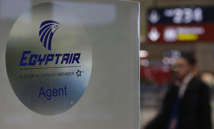 Logotipo de la aerolinea EgyptAir en el aeropuerto Charles de Gaulle de París